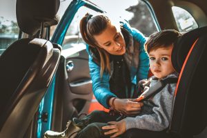 Jak dobrać pokrowce do samochodów w których przewożone są małe dzieci?