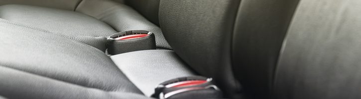 Jak montaż pokrowców samochodowych różni się w zależności od materiału?
